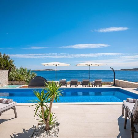 Villa Carisma Island Vis Bagian luar foto