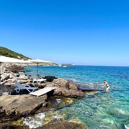 Villa Carisma Island Vis Bagian luar foto