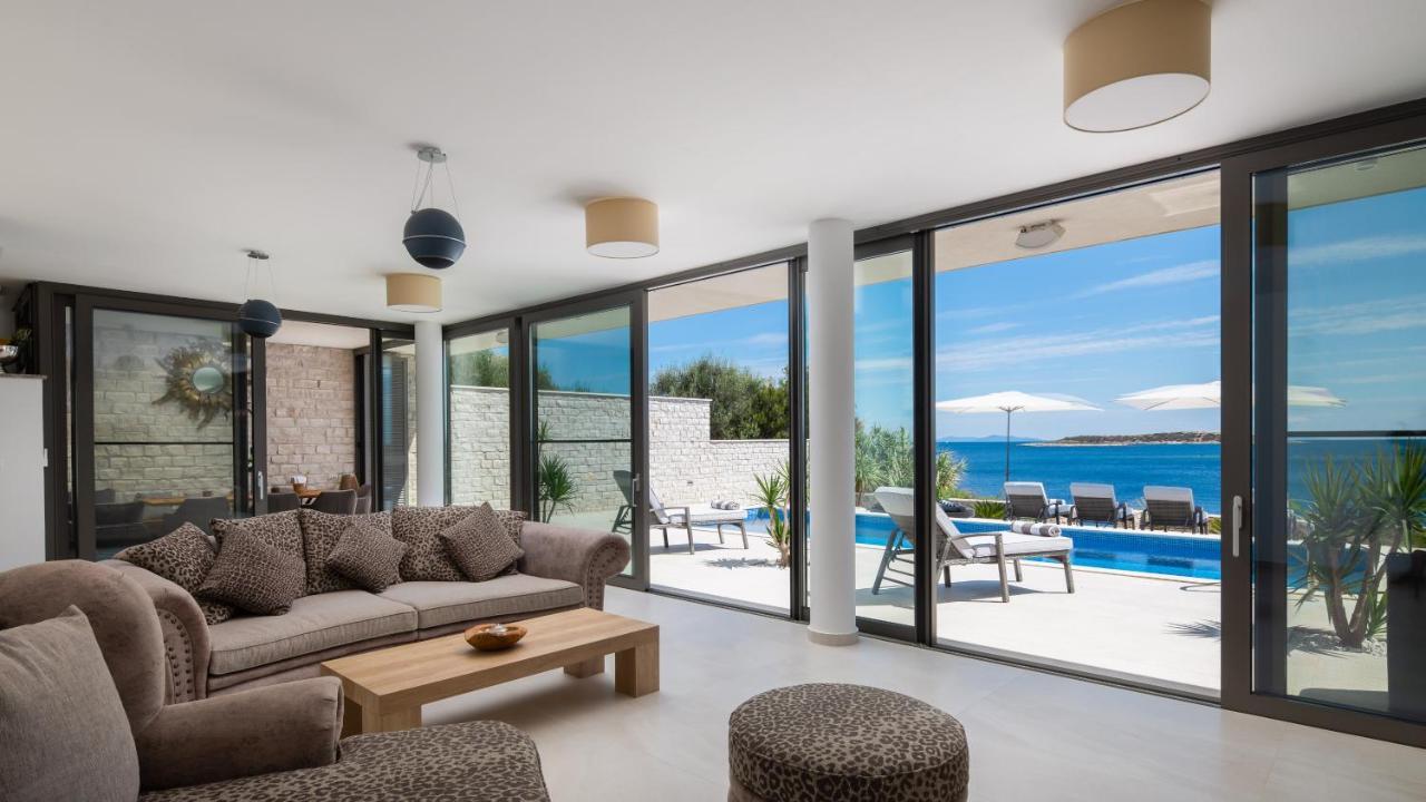 Villa Carisma Island Vis Bagian luar foto