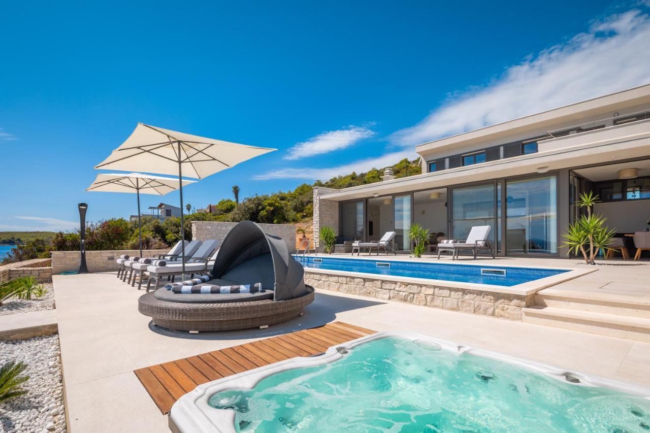 Villa Carisma Island Vis Bagian luar foto