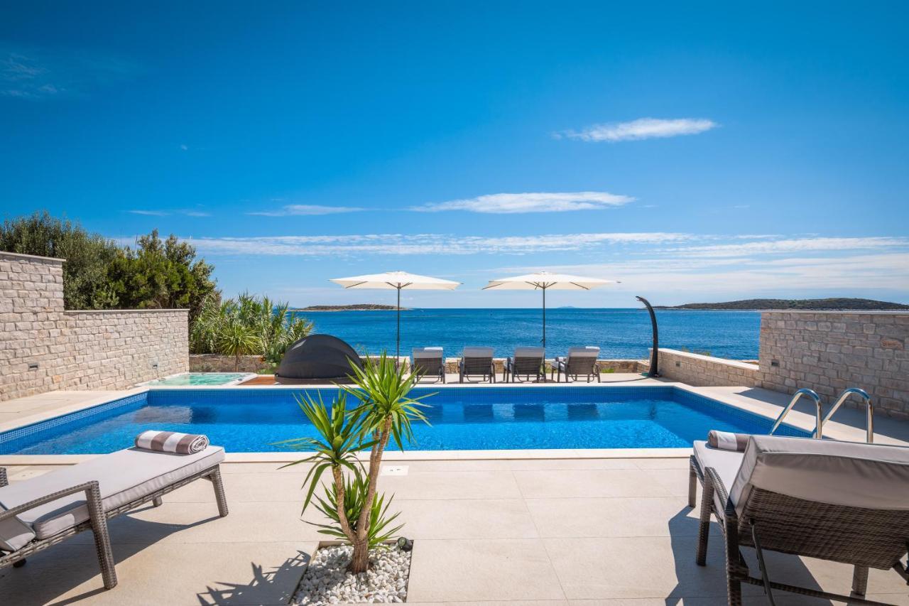 Villa Carisma Island Vis Bagian luar foto
