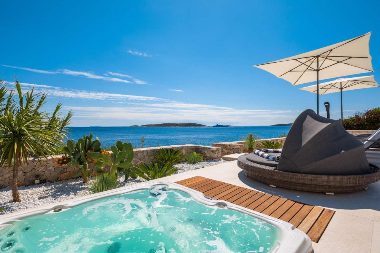 Villa Carisma Island Vis Bagian luar foto