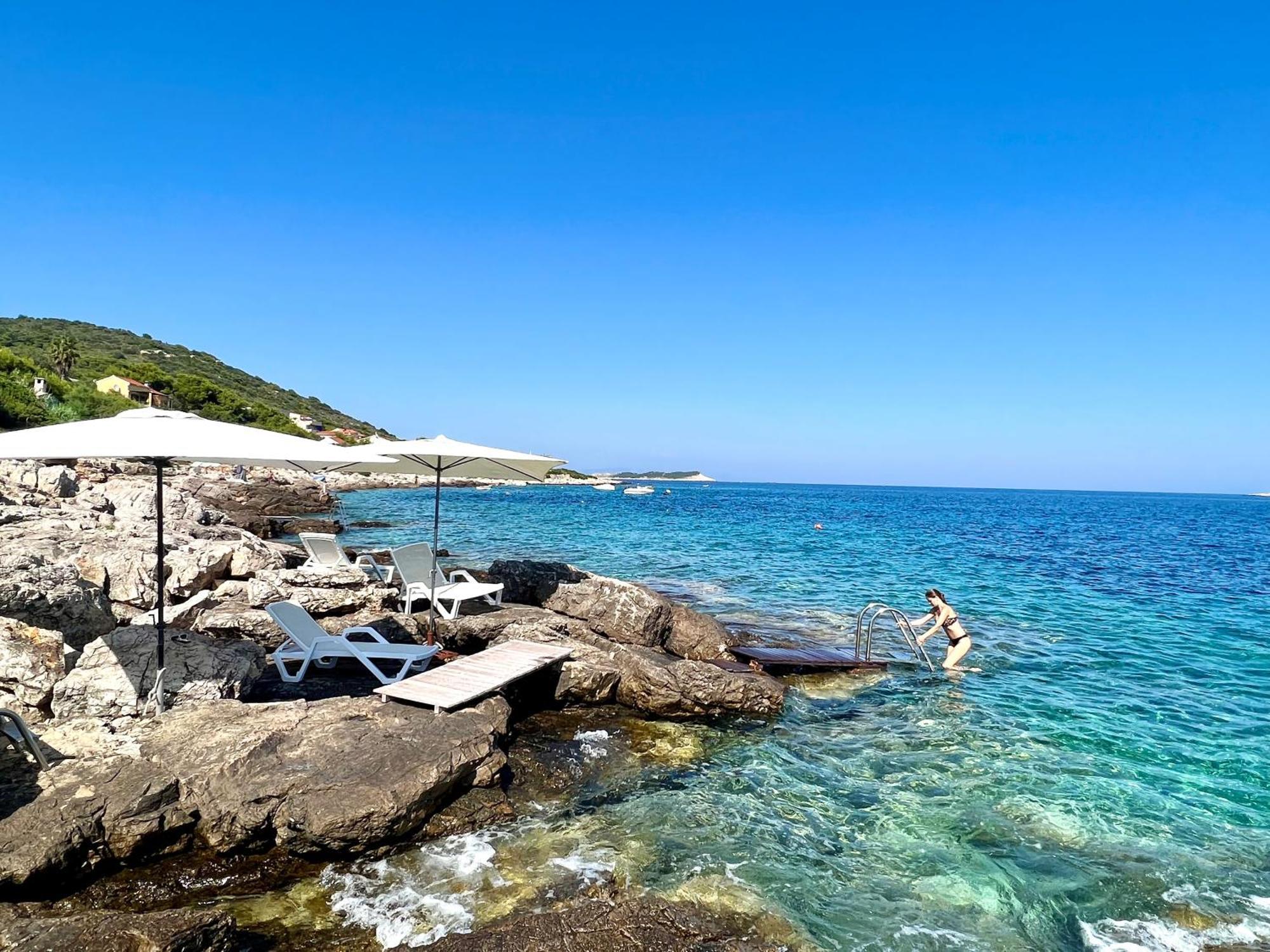 Villa Carisma Island Vis Bagian luar foto
