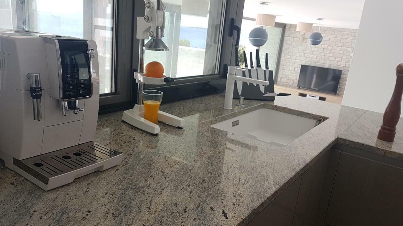 Villa Carisma Island Vis Bagian luar foto