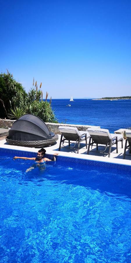 Villa Carisma Island Vis Bagian luar foto